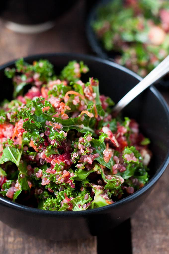 Der Pink Power Salat ist lecker, super gesund und macht lange satt. Perfekt - kochkarussell.com
