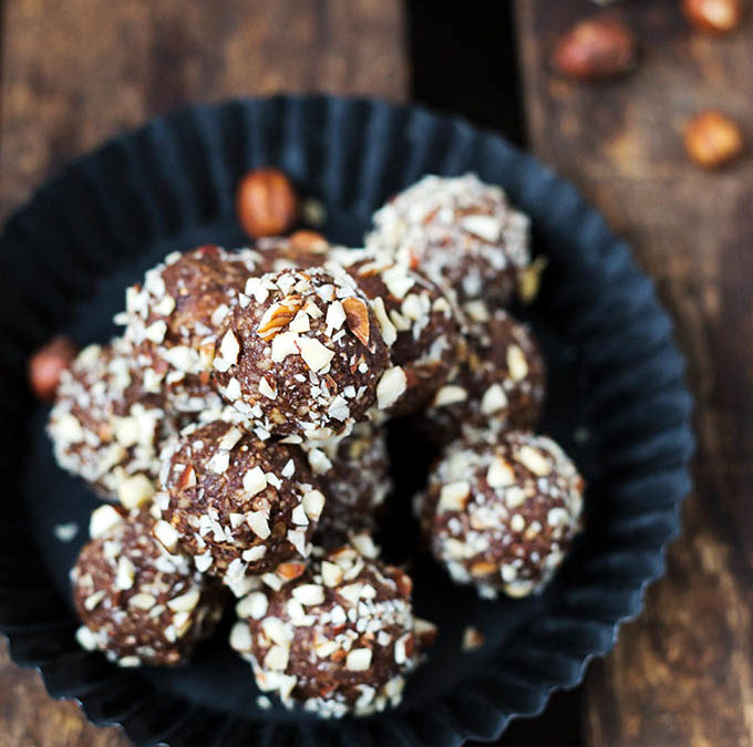 Einfache Schoko-Haselnuss Energy Bites