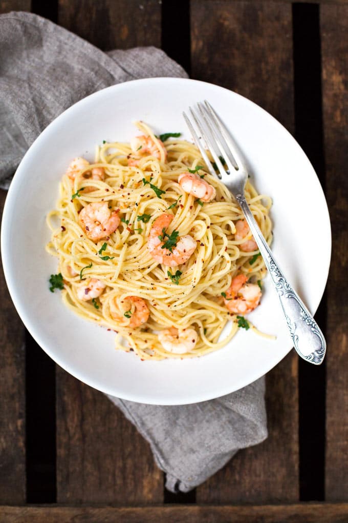 20-Minuten Scampi Pasta mit Weißwein und Zitrone