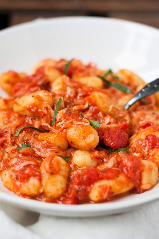 15-Minuten Gnocchi mit Tomate und Mozzarella: 15 schnelle und einfache Vorratskammer-Rezepte. - Kochkarussell.com #rezepte #schnellundeinfach #feierabendküche 