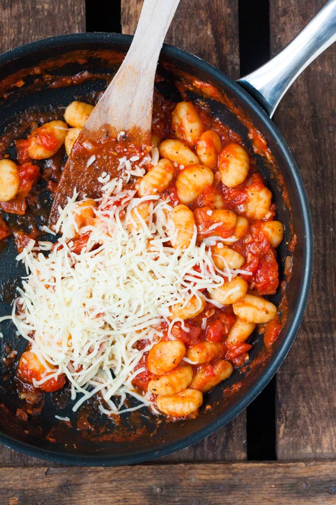 Gnocchi mit Tomatensauce und Mozzarella. Dieses Rezept dauert 15 Minuten, ist einfach und UNGLAUBLICH gut - Kochkarussell.com