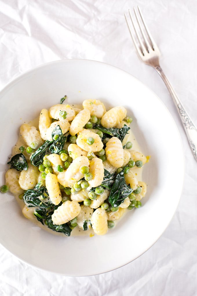 15 keine Lust zu Kochen Rezepte für den Frühling warten auf euch - schnell, einfach, lecker und schmecken sogar der ganzen Familie!15-Minuten Gnocchi mit Spinat und Erbsen. Dieses Rezept ist schnell, einfach und vollgepackt mit Gemüse - Kochkarussell.com