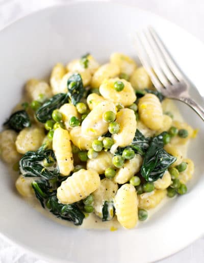 Einfache Gnocchi mit Spinat und Erbsen