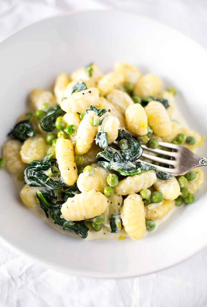 15-Minuten Gnocchi mit Spinat und Erbsen. Dieses Rezept ist schnell, einfach und vollgepackt mit Gemüse - Kochkarussell.com