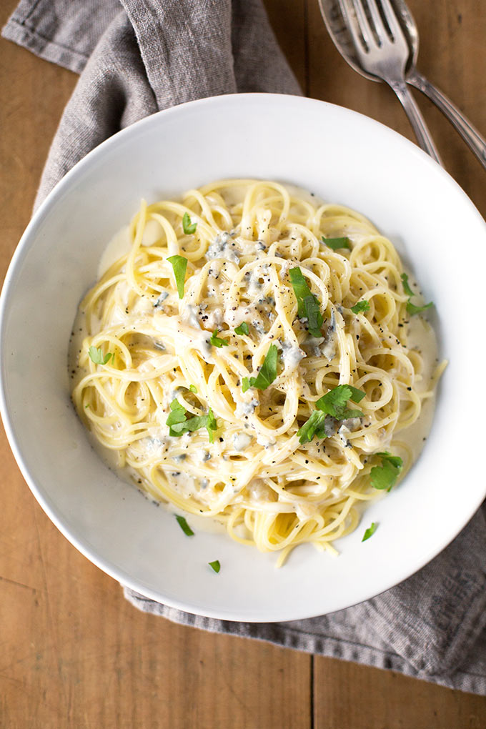 Spaghetti mit Gorgonzolasauce. Dieses 7-Zutaten Rezept ist, schnell, einfach und super lecker - Kochkarussell.com