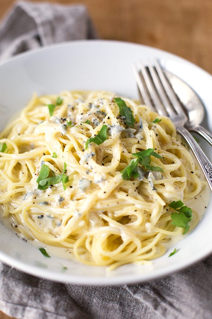 Spaghetti mit Gorgonzolasauce. Dieses 7-Zutaten Rezept ist, schnell, einfach und super lecker! - Kochkarussell.com
