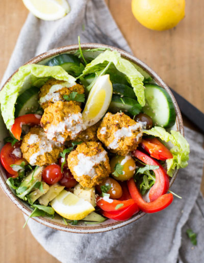 Vegane Süßkartoffel-Falafel Buddha Bowl