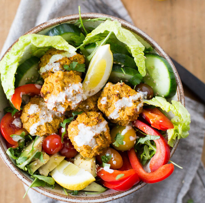 Vegane Süßkartoffel-Falafel Buddha Bowl