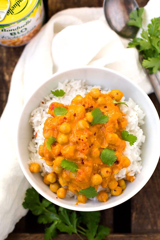 Werbung. Kichererbsen-Curry mit Kokosmilch. Dieses 30-Minuten Rezept ist schnell, einfach und unglaublich cremig - Kochkarussell.com 
