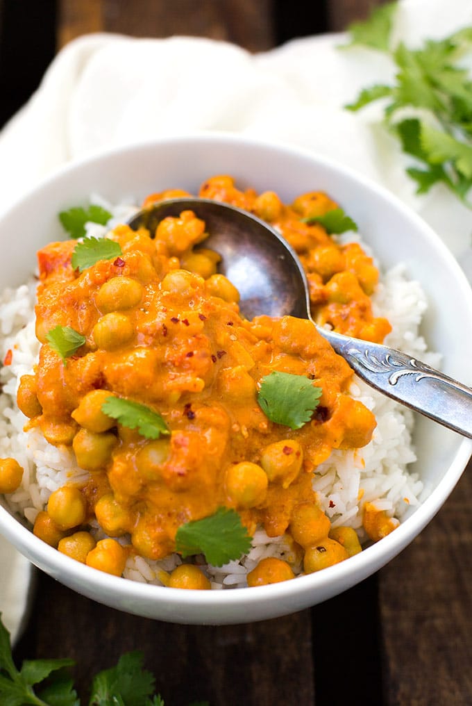 Kichererbsen-Curry mit Kokosmilch. Dieses 30-Minuten Rezept werdet ihr lieben! - Kochkarussell.com