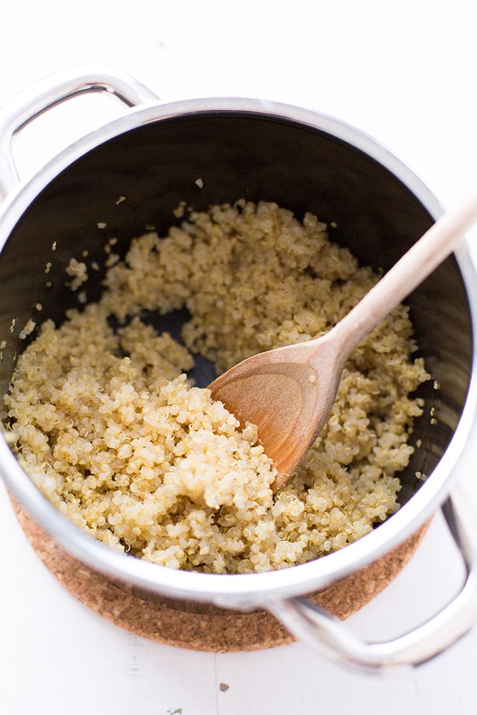 Gekochtes Quinoa im Topf für Quinoa mit grünem Spargel und Garnelen - Kochkarussell.com