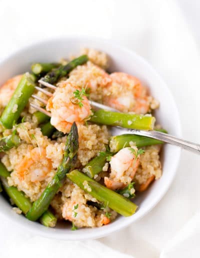 Quinoa mit grünem Spargel und Garnelen
