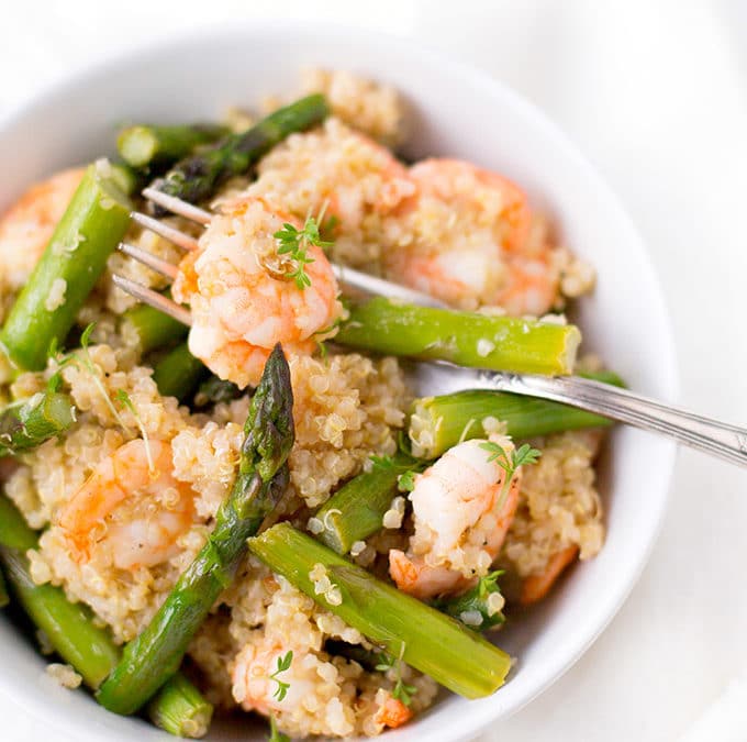 Quinoa mit grünem Spargel und Garnelen