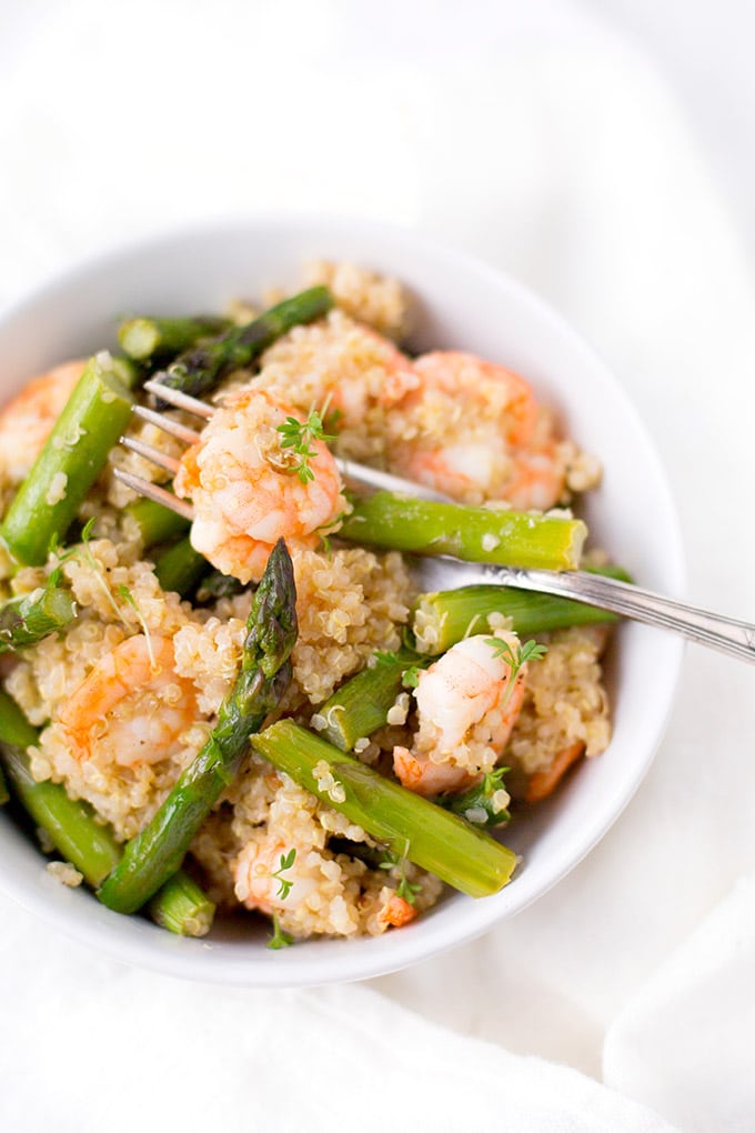 Quinoa mit grünem Spargel und Garnelen. Dieses 7-Zutaten Rezept ist schnell und super einfach - Kochkarussell.com