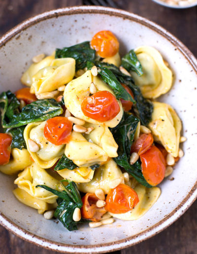 Tortellini mit Tomaten-Sahnesauce und Spinat
