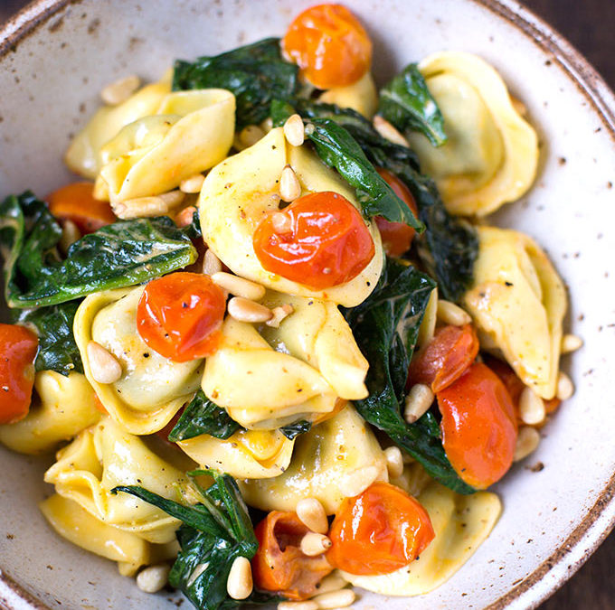 Tortellini mit Tomaten-Sahnesauce und Spinat