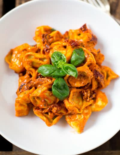 Tortellini mit Tomatensauce und Basilikum