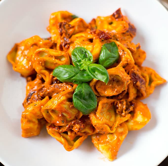 Tortellini mit Tomatensauce und Basilikum