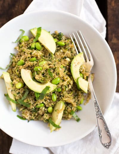 Veganer Quinoa-Salat mit Avocado und Zucchini