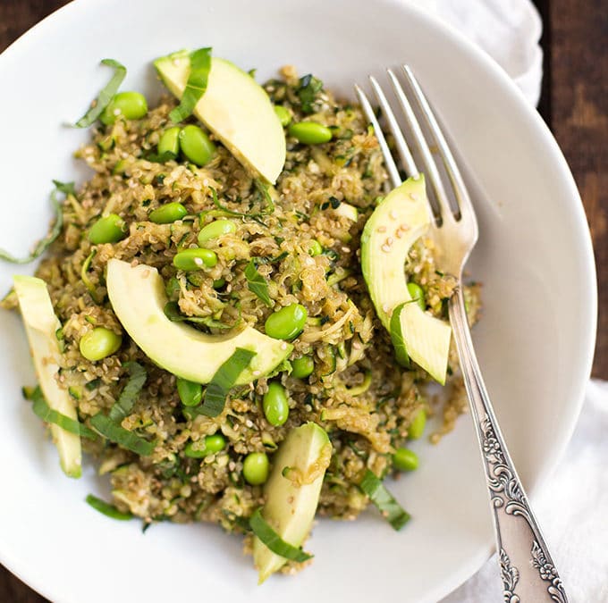 Veganer Quinoa-Salat mit Avocado und Zucchini