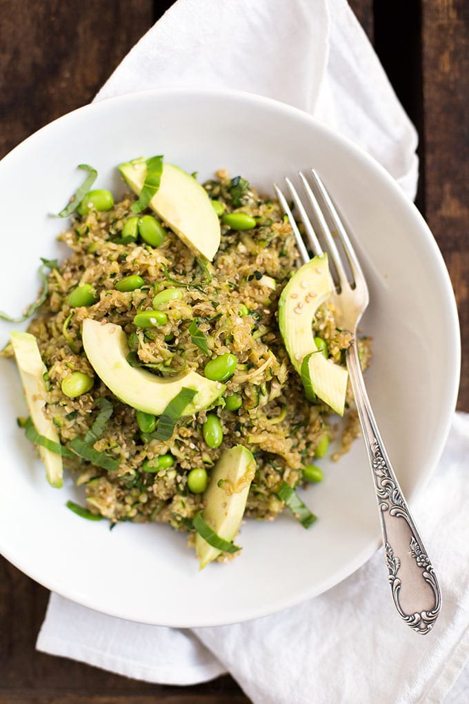 Veganer Quinoa-Salat mit Avocado und Zucchini