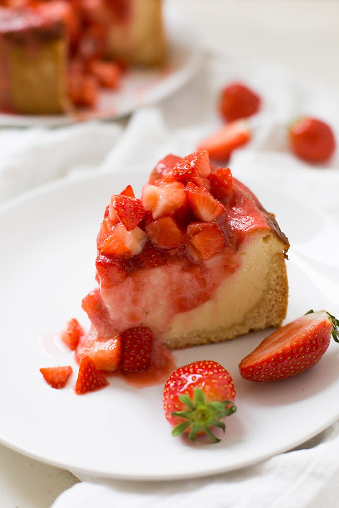 Werbung. Einfacher Käsekuchen mit Erdbeeren. Dieses Rezept ist schnell und UNGLAUBLICH lecker - Kochkarussell.com
