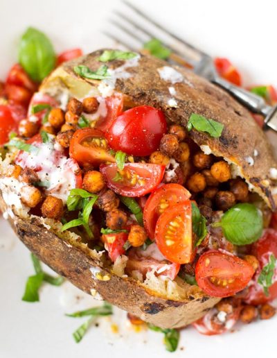 Einfache Ofenkartoffeln mit Tomaten und Kichererbsen gefüllt