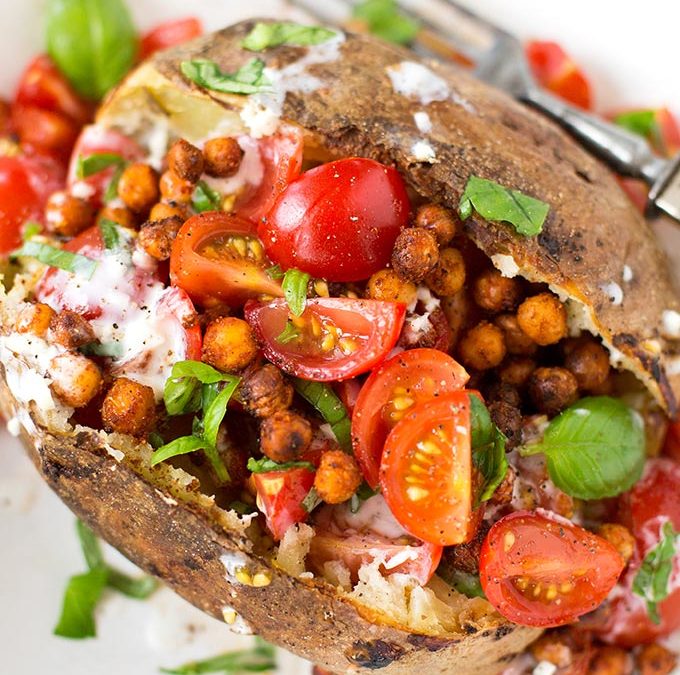 Einfache Ofenkartoffeln mit Tomaten und Kichererbsen gefüllt