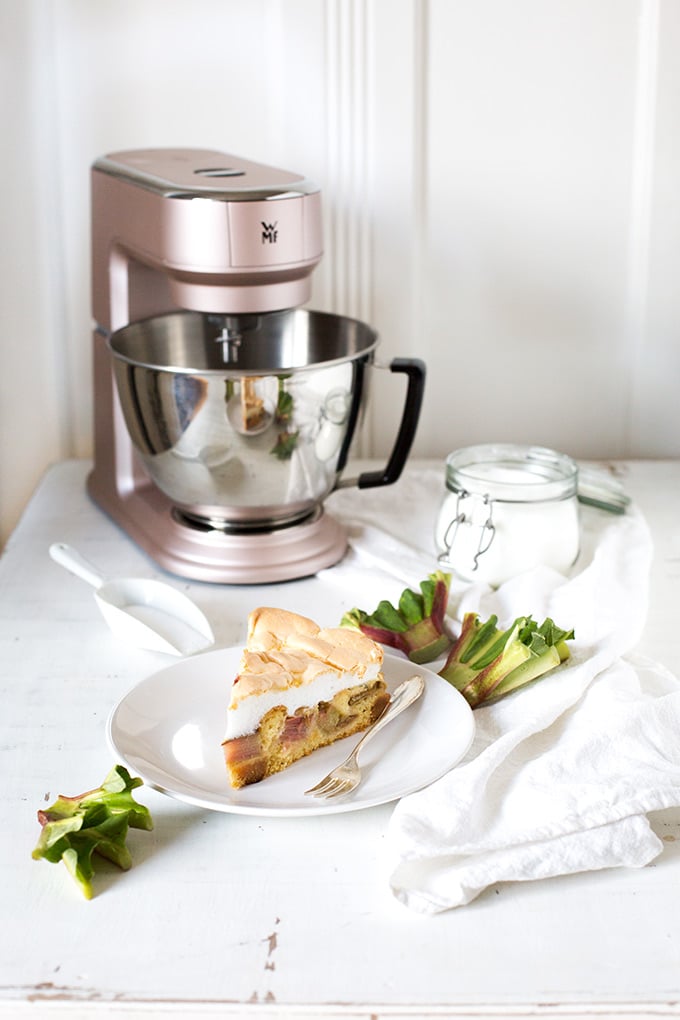 Werbung. Einfacher Rhabarberkuchen mit Baiser und Marzipan. Dieses schnelle Rezept begeistert garantiert ALLE - Kochkarussell.com