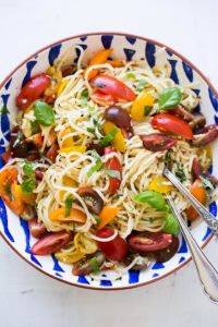 Schnelle Pasta mit Tomaten und Basilikum