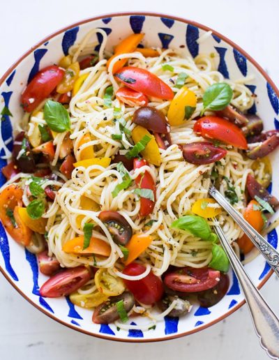 Schnelle Pasta mit Tomaten und Basilikum