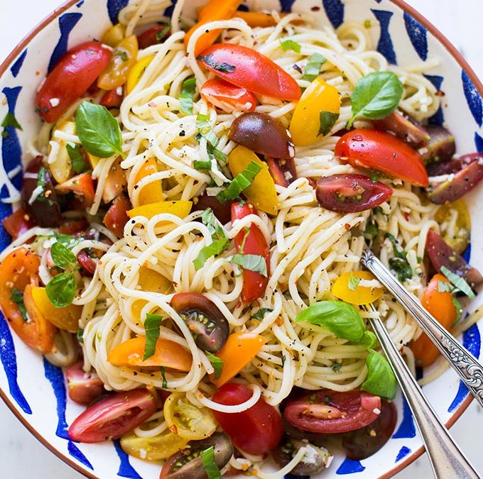 Schnelle Pasta mit Tomaten und Basilikum