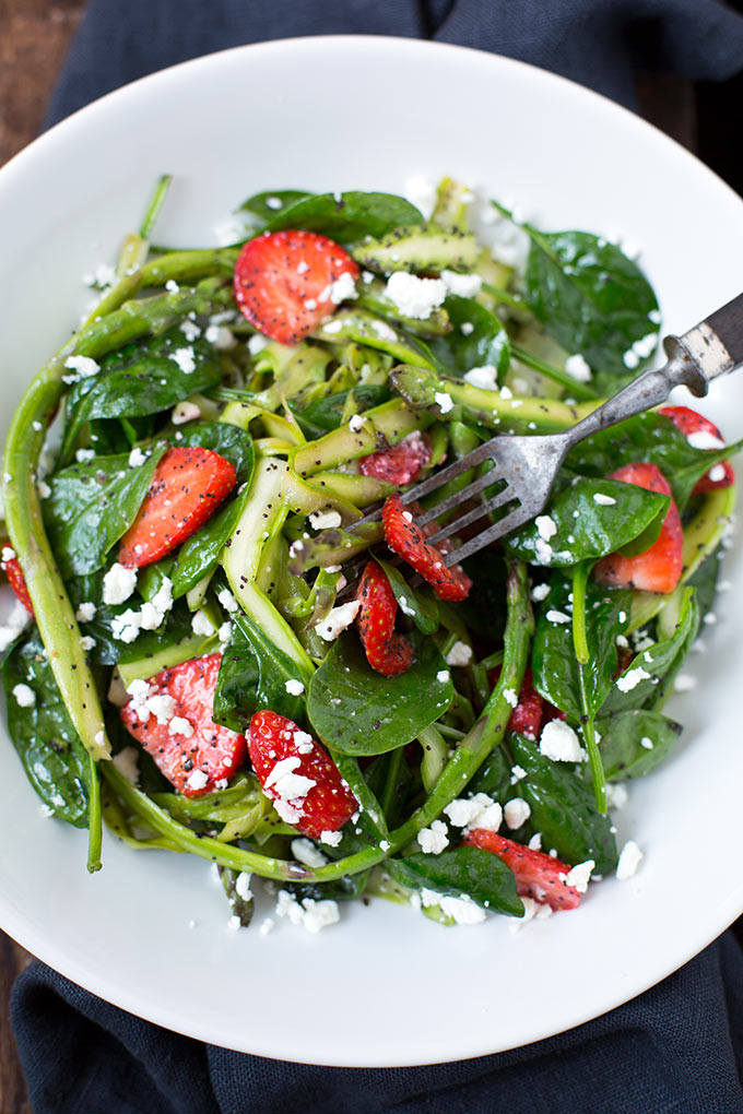 Spargel-Erdbeer-Salat mit Feta