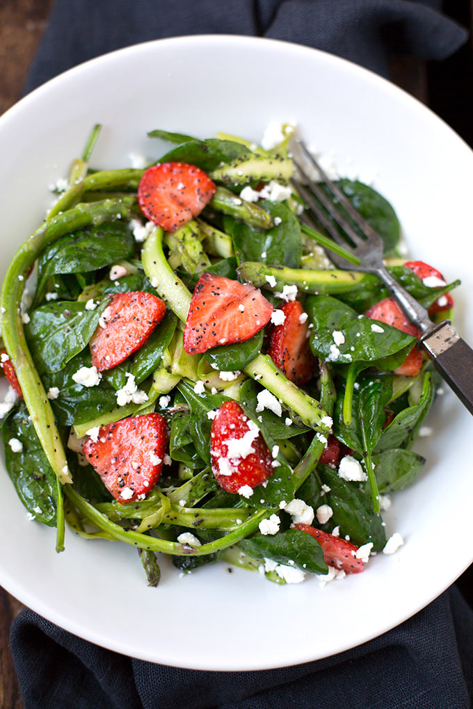Spargel-Erdbeer-Salat mit Feta. Dieses 8-Zutaten Rezept ist einfach und perfekt süß-salzig - Kochkarussell.com