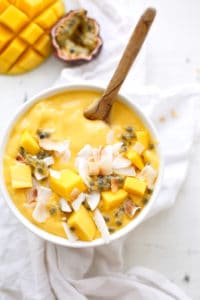 Mango Smoothie Bowl mit Banane und Maracuja