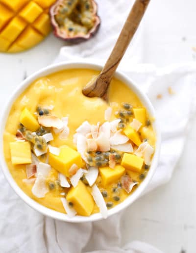 Mango Smoothie Bowl mit Banane und Maracuja