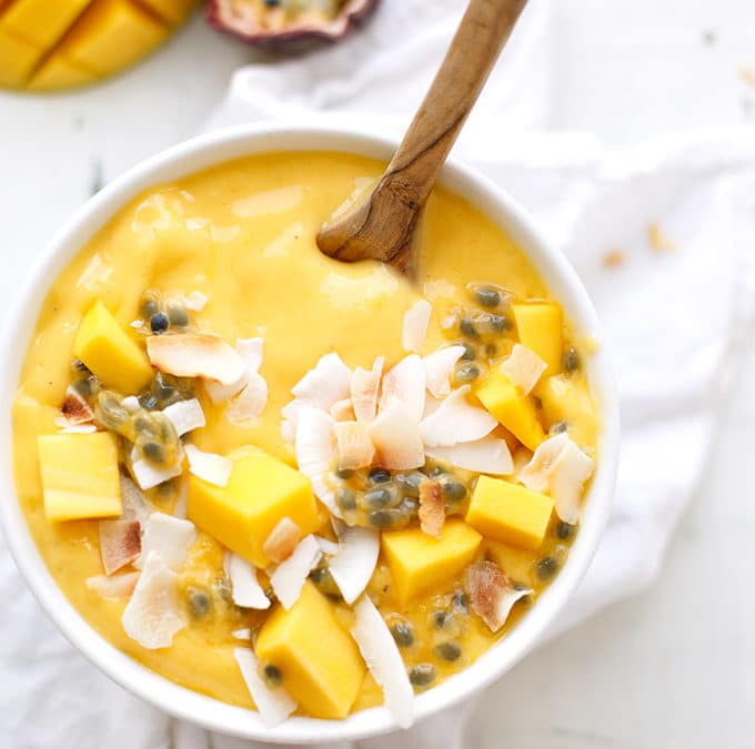 Mango Smoothie Bowl mit Banane und Maracuja