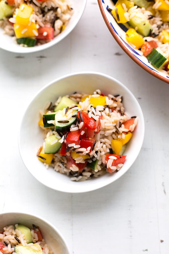 Vegetarischer Reissalat mit Gemüse. Dieses Rezept ist schnell, super lecker und der Hit bei jeder Grillparty - Kochkarussell.com