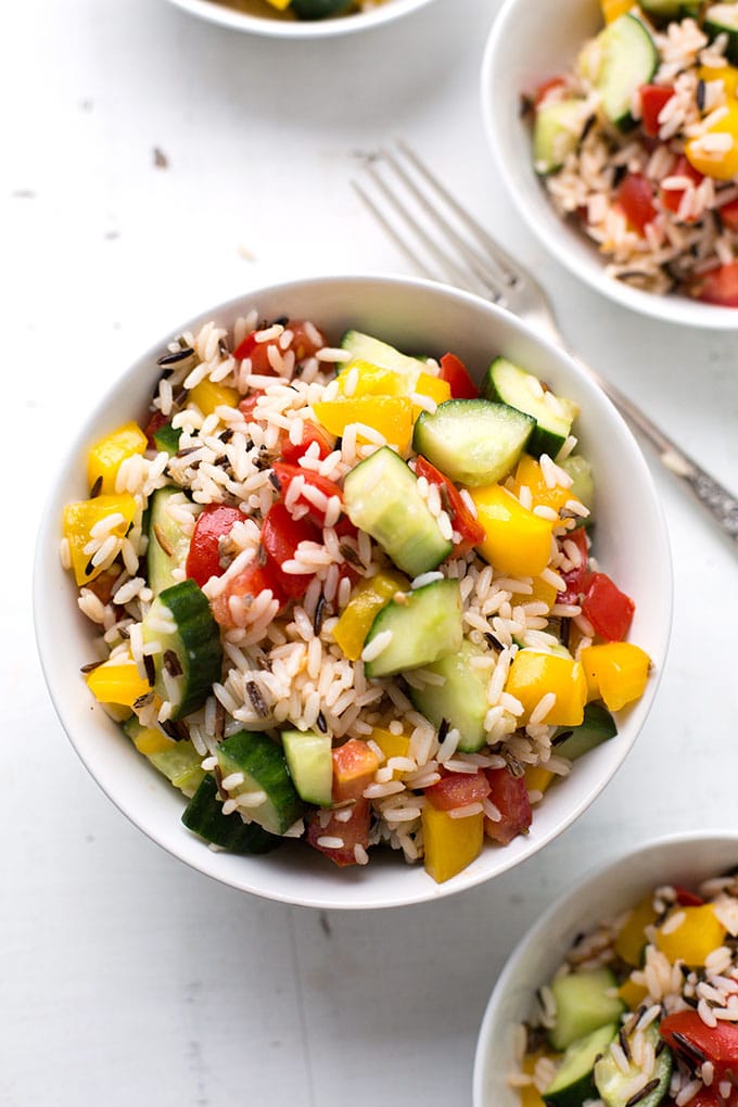 Vegetarischer Reissalat mit Gemüse. Dieses Rezept ist schnell, super lecker und der Hit bei jeder Grillparty - Kochkarussell.com