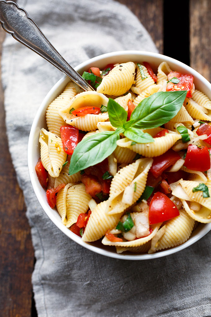 Bruschetta Nudelsalat. Dieses 7-Zutaten Rezept ist super einfach und perfekt für Picknick und Grillen - Kochkarussell.com