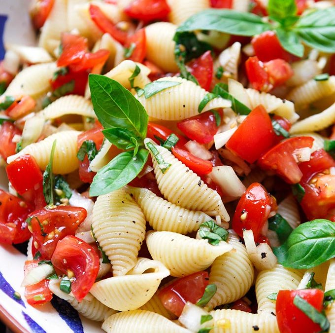 Bruschetta Nudelsalat (Super einfach!)