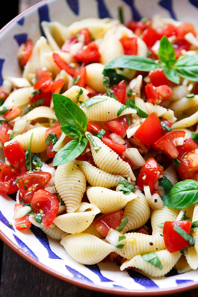 Bruschetta-Nudelsalat mit Tomaten, Pasta und Basilikum. Perfekt für BBQ und Grillen, einfach und so lecker! - Kochkarussell.com #nudelsalat #grillen #bbq #sommer #rezept