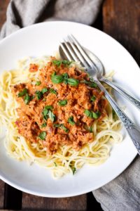 Nudeln mit Frischkäse-Tomaten-Sauce