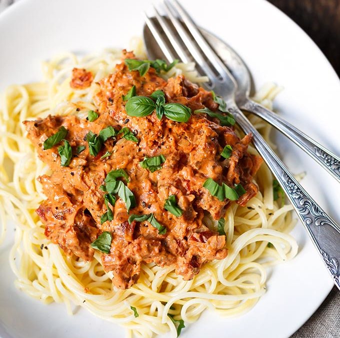 Nudeln mit Frischkäse-Tomaten-Sauce (Nur 15 Minuten!)