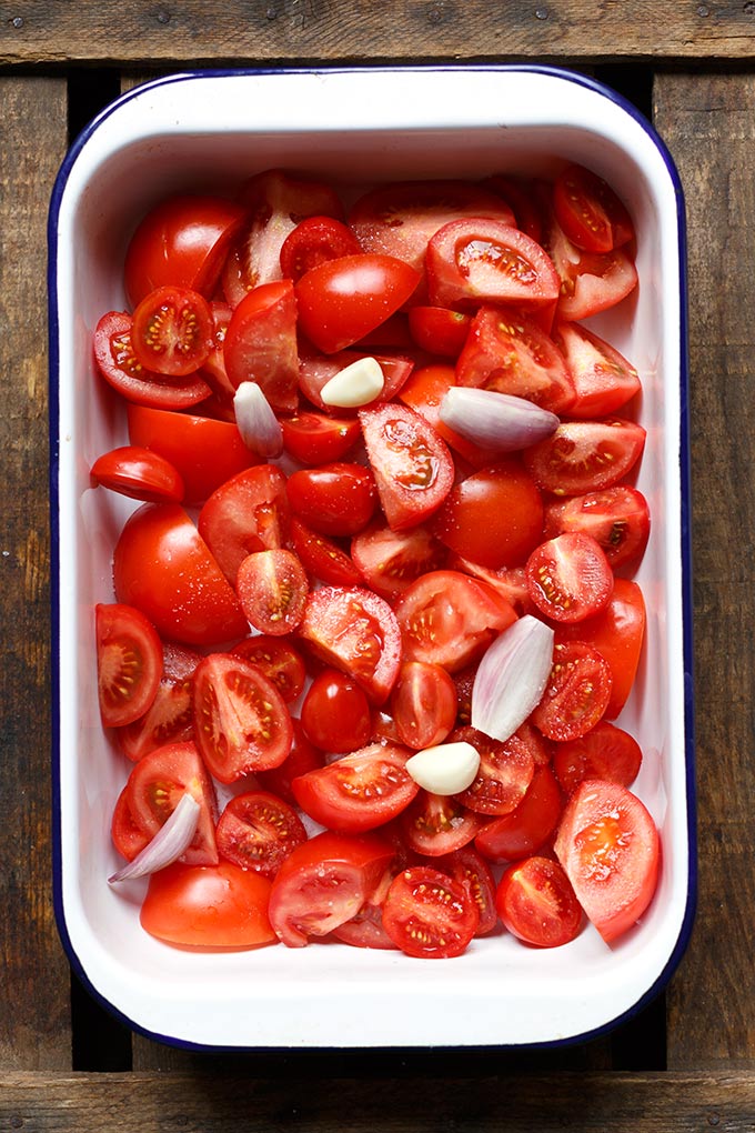 Geröstete Tomatensuppe aus Tomaten, Knoblauch, Zwiebel, Olivenöl und Basilikum. Dieses Rezept ist einfach und immer ein Hit - Kochkarussell.com