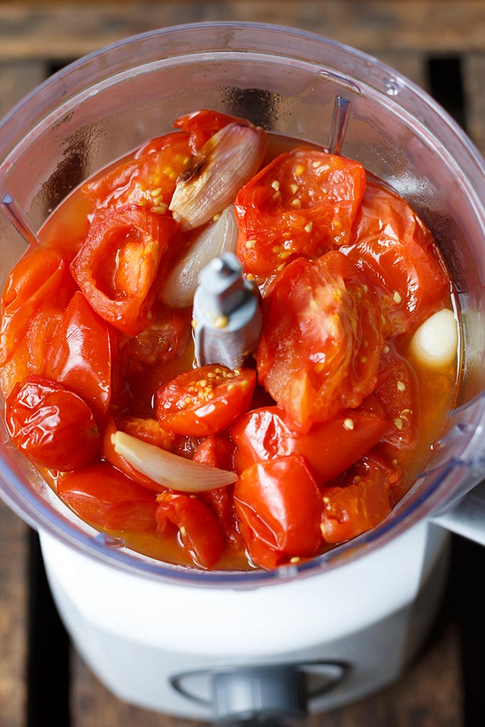 Geröstete Tomatensuppe aus Tomaten, Knoblauch, Zwiebel, Olivenöl und Basilikum. Dieses Rezept ist einfach und immer ein Hit - Kochkarussell.com