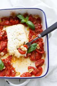 Gebackener Schafskäse mit Tomaten aus dem Ofen