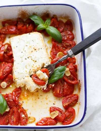 Gebackener Schafskäse mit Tomaten aus dem Ofen