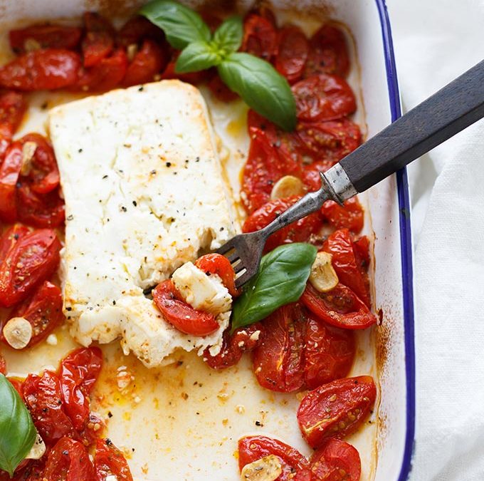 Gebackener Schafskäse mit Tomaten aus dem Ofen