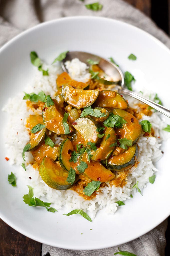 Rotes Thai Curry mit Zucchini! Schnell, vollgepackt mit Kokosmilch, roter Currypaste und Koriander. Perfekt! - Kochkarussell.com